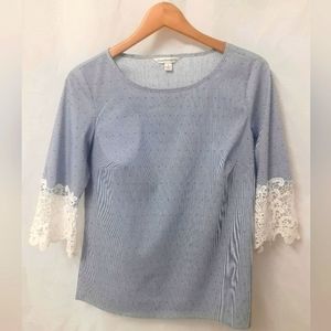Lace Bell-sleeved Blouse